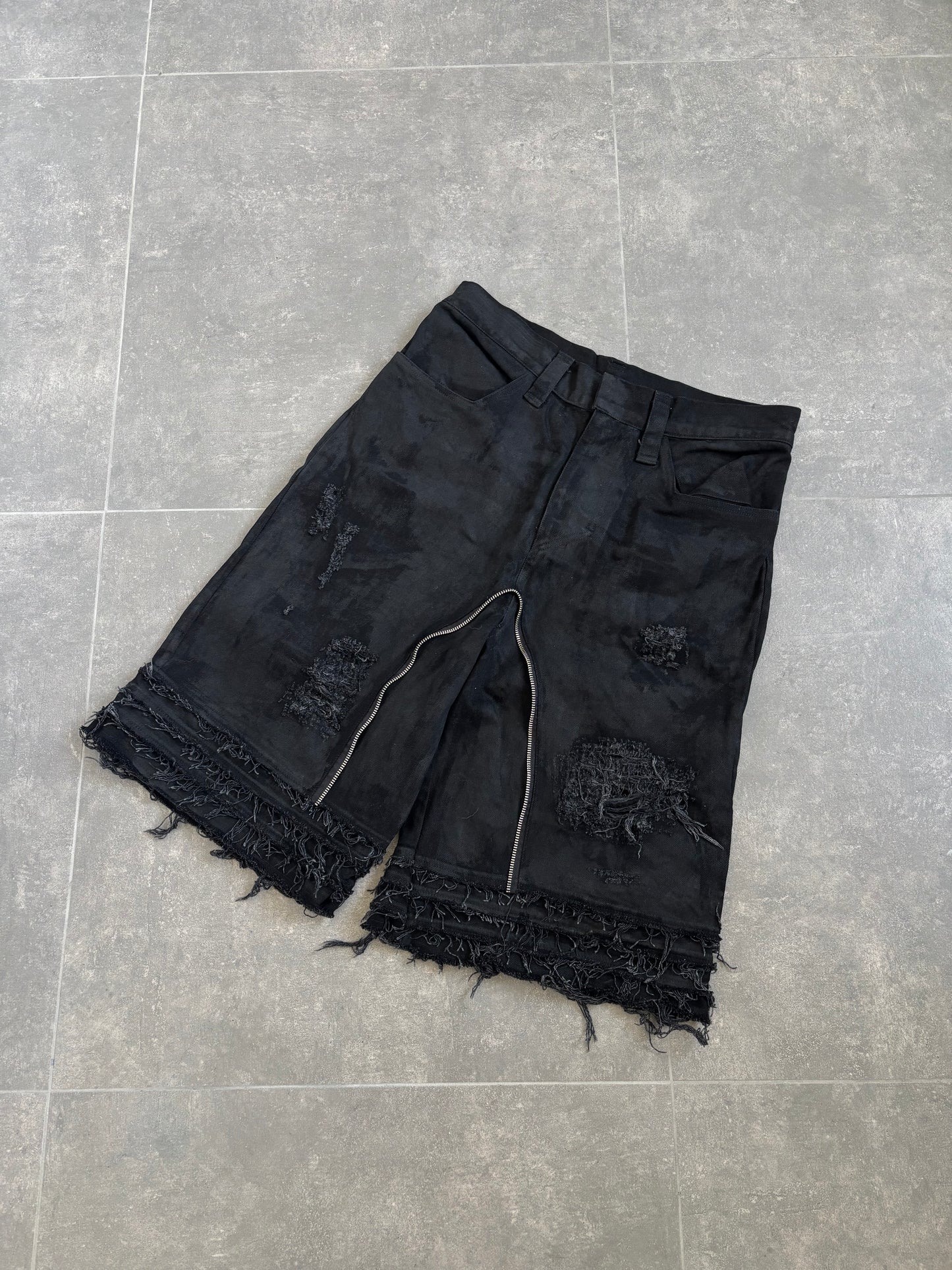 DISTRESSED SHORTS